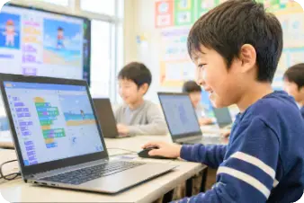 パソコンでプログラミングを学ぶ子ども