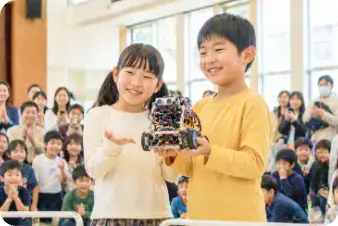 制作したロボットを発表する子どもたち